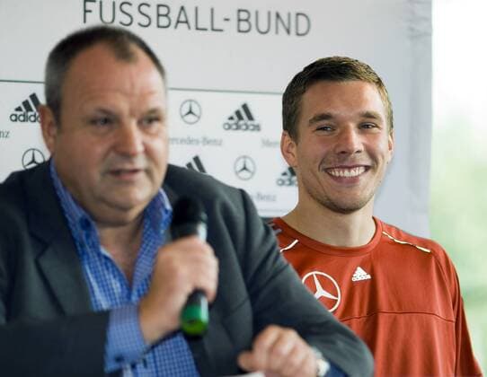 Lukas Podolski (re.) neben DFB Pressesprecher Harald Stenger (beide Deutschland) - Pressekonferenz Fußball Herren Nationalteam 2008, Vdig Gruppe Düsseldorf