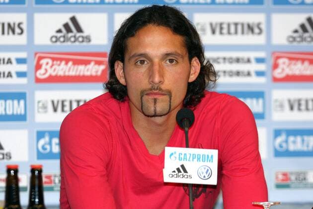 Kevin Kuranyi (Schalke) nimmt auf der Pressekonferenz Stellung zu seinem Rauswurf aus der deutschen Nationalmannschaft Fußball 1. BL Herren Saison 2008 2009, FC Schalke 04, Pressekonferenz, Pressetermin Einzelbild Gelsenkirchen