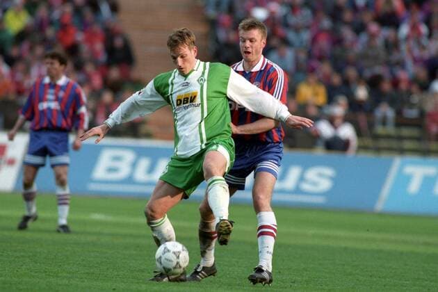 Andreas Herzog (Bremen, li.) gegen Thomas Helmer (Bayern) Fußball 1. BL Herren DEUTSCHSPRACHIGE SPORTZEITSCHRIFTEN UND -ZEITUNGEN NUR NACH RÜCKSPRACHE, Saison 1996 1997 Gruppe München Dynamik, Kampf,