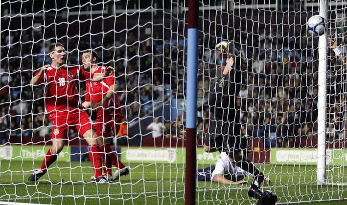 Sam Vokes (Wales U21, li.) trifft per Eigentor zum 2:2 - EDITORIAL USE ONLY. No use with unauthorised audio, video, data, fixture lists, club league logos or live services. Online in-match use limited to 120 images, no video emulation. No use in betting, games or single club league player publications. Fußball Länderspiel Herren EM Quali 2008, Nationalteam, Nationaltrikot, England U 21 - Wales U21 Gruppe Birmingham Dynamik,