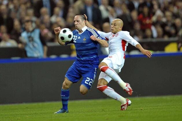 Franck Ribery (Frankreich, li.) gegen Yassin Mikari (Tunesien) -  Fußball Länderspiel Herren Freundschaftsspiel 2008, Testspiel, Test, Nationalteam, Nationaltrikot Gruppe Paris Dynamik,