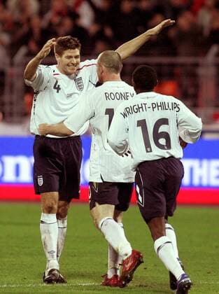 Torjubel England, v.li.: Steven Gerrard, Wayne Rooney und Shaun Wright Phillips -  Fußball Länderspiel Herren WM Quali 2008, Nationalmannschaft, Nationaltrikot, Gruppe Minsk Freude,