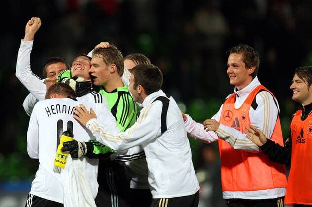 Torjubel Deutschland U21, u. a.: Benedikt Höwedes (3. v. li.) und Torwart Manuel Neuer (4. v. li.) -  (pan28312) Fußball Länderspiel Herren U21 EM Quali 2008, U 21, Nationalmannschaft, Nationaltrikot Gruppe Metz Freude,