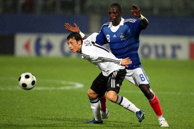 Mesut Özil (Deutschland U21, li.) gegen Moussa Sissoko (Frankreich U21) -  (pan28312) Fußball Länderspiel Herren U21 EM Quali 2008, U 21, Nationalmannschaft, Nationaltrikot, Frankreich U21 - Deutschland U21 0:1 Gruppe Metz Dynamik,