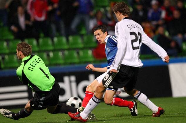 Romain Danze (Frankreich U21, Mitte) scheitert an Torwart Manuel Neuer (li.) und Daniel Schwaab (beide Deutschland U21) -  (pan28312) Fußball Länderspiel Herren U21 EM Quali 2008, U 21, Nationalmannschaft, Nationaltrikot, Frankreich U21 - Deutschland U21 0:1 Gruppe Metz Dynamik, Abwehr,