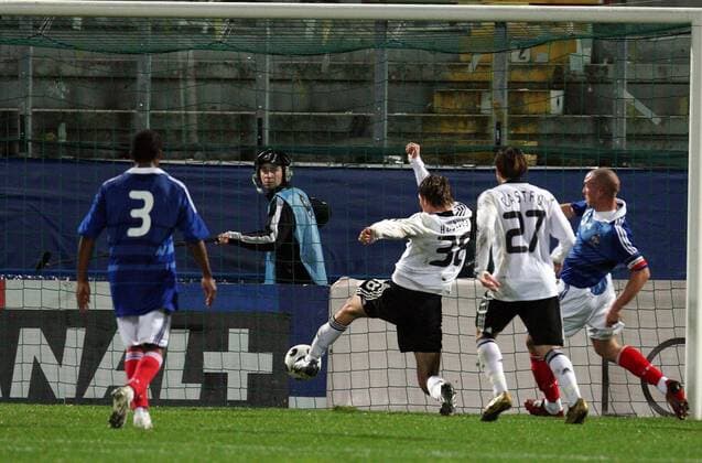 Benedikt Höwedes (Deutschland U21, Mitte) erzielt das 0:1 -  (pan28312) Fußball Länderspiel Herren U21 EM Quali 2008, U 21, Nationalmannschaft, Nationaltrikot, Frankreich U21 - Deutschland U21 0:1 Gruppe Metz Dynamik,