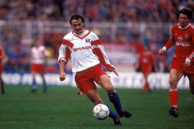 Jan Furtok (HSV, li.) gegen Stefan Reuter (Bayern) Fußball 1. BL Herren DEUTSCHSPRACHIGE SPORTZEITSCHRIFTEN UND -ZEITUNGEN NUR NACH RÜCKSPRACHE 1990 1991 Gruppe Hamburg Dynamik,