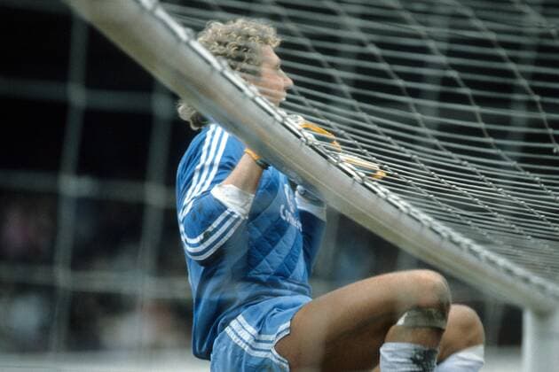 Torwart Jean Marie Pfaff (Bayern) hängt sich jubelnd an die Latte Fußball 1. BL Herren DEUTSCHSPRACHIGE SPORTZEITSCHRIFTEN UND -ZEITUNGEN NUR NACH RÜCKSPRACHE 1986 1987 Einzelbild Hamburg Freude,
