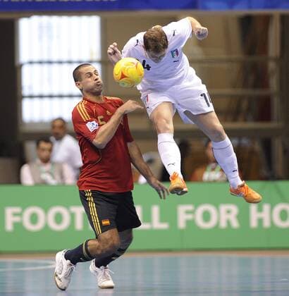 Patrick Nora (Italien, re.) gegen Fernandao (Spanien) - Fußball WM Herren Futsal WM 2008, Halle, Hallenfußball, Indoor, Länderspiel, Nationalteam, Nationaltrikot, Vdig Gruppe Rio de Janeiro Dynamik, Höhe,