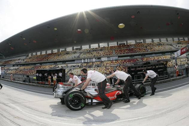 Heikki Kovalainen (Finnland McLaren Mercedes) wird von Mechanikern in die Box geschoben Motorsport Grand Prix Herren Großer Preis von China 2008, Formel 1 Weltmeisterschaft, F1, F, GP, WM Freies Training Totale Shanghai