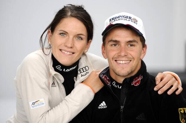Michael Greis und Kathrin Hitzer (beide Deutschland) Biathlon Herren Fotoshooting 2008 2009, Fotostudio, Studioaufnahme Gruppe Damen Schwäbisch Hall Harmonie,