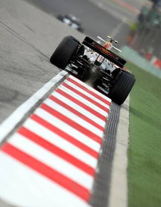 Mark Webber (Australien Red Bull) fährt mit seinem Boliden über die Curbs -  Motorsport Grand Prix Herren Großer Preis von China 2008, Formel 1 Weltmeisterschaft, F1, F, GP, WM, Freies Training Einzelbild Shanghai