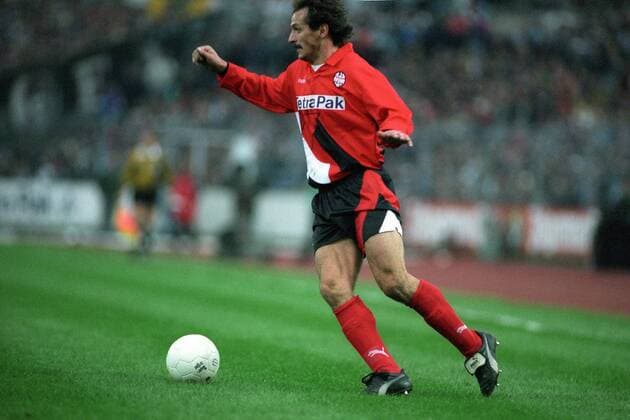 Jan Furtok (Frankfurt) am Ball Fußball EC 3 Herren DEUTSCHSPRACHIGE SPORTZEITSCHRIFTEN UND -ZEITUNGEN NUR NACH RÜCKSPRACHE, UEFA Cup 1994 1995 Einzelbild Frankfurt M. Dynamik,