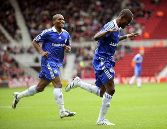 Salomon Kalou (re.) und Florent Malouda (beide Chelsea) - Torjubel - EDITORIAL USE ONLY. No use with unauthorised audio, video, data, fixture lists, club league logos or live services. Online in-match use limited to 120 images, no video emulation. No use in betting, games or single club league player publications. Fußball Herren English Premier League 2008 2009, 1. Englische Liga, Chelsea FC London Gruppe Middlesbrough Freude,