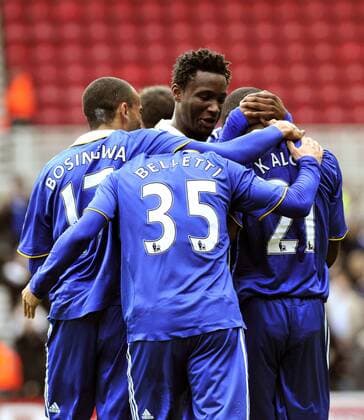 Torjubel Chelsea um Torschütze Salomon Kalou (re.) - EDITORIAL USE ONLY. No use with unauthorised audio, video, data, fixture lists, club league logos or live services. Online in-match use limited to 120 images, no video emulation. No use in betting, games or single club league player publications. Fußball Herren English Premier League 2008 2009, 1. Englische Liga, Chelsea FC London Gruppe Middlesbrough