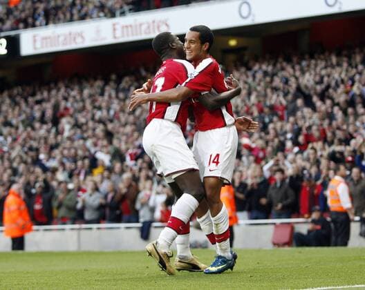 Theo Walcott (re.) und Emmanuel Eboue (beide Arsenal) - Torjubel - EDITORIAL USE ONLY. No use with unauthorised audio, video, data, fixture lists, club league logos or live services. Online in-match use limited to 120 images, no video emulation. No use in betting, games or single club league player publications. Fußball Herren English Premier League 2008 2009, 1. Englische Liga, Arsenal FC London Gruppe London Freude,
