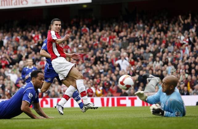 Robin van Persie (Arsenal) gegen Torwart Tim Howard (Everton) - EDITORIAL USE ONLY. No use with unauthorised audio, video, data, fixture lists, club league logos or live services. Online in-match use limited to 120 images, no video emulation. No use in betting, games or single club league player publications. Fußball Herren English Premier League 2008 2009, 1. Englische Liga, Arsenal FC London - Everton FC 3:1 Gruppe London