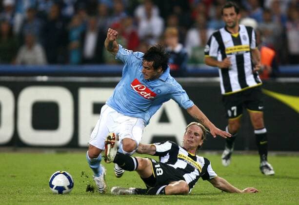 Ezequiel Lavezzi (Neapel, li.) gegen Christian Poulsen (Juventus Turin) -  Fußball Herren Serie A 2008 2009, 1. Italienische Liga, SSC Napoli - Juventus Turin 2:1, Juve Gruppe Neapel Dynamik, Kampf,