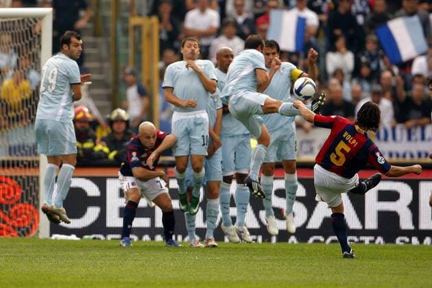 Sergio Volpi (Bologna, re.) trifft per Freistoß zum 1:0 -  Fußball Herren Serie A 2008 2009, 1. Liga, Bologna FC - Lazio Rom 3:1 Gruppe Bologna Dynamik,