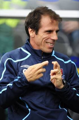 Trainer Gianfranco Zola (West Ham) hoffnungsfroh - EDITORIAL USE ONLY. No use with unauthorised audio, video, data, fixture lists, club league logos or live services. Online in-match use limited to 120 images, no video emulation. No use in betting, games or single club league player publications. Fußball Herren English Premier League 2008 2009, 1. Englische Liga, West Ham United Einzelbild Kingston upon Hull