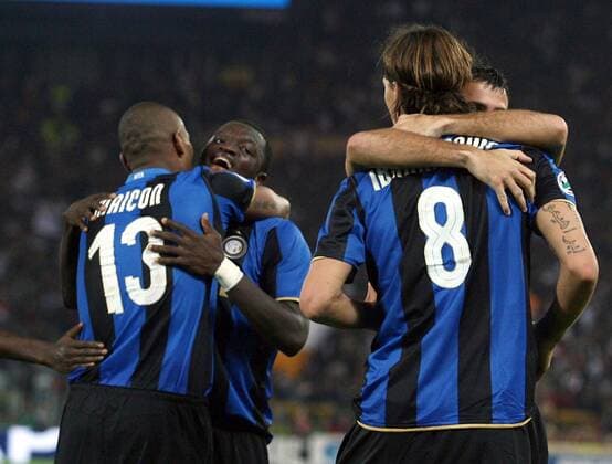 Torjubel Inter Mailand mit Torschütze Zlatan Ibrahimovic (re.) -  Fußball Herren Serie A 2008 2009, 1. Italienische Liga, FC Internazionale Mailand Gruppe Rom