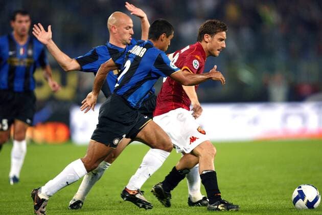 Francesco Totti (AS Rom, re.) gegen Esteban Cambiasso (hi.) und Ivan Cordoba (beide Inter Mailand) -  Fußball Herren Serie A 2008 2009, 1. Italienische Liga, AS Rom - FC Internazionale Mailand 0:4 Gruppe Rom Dynamik,