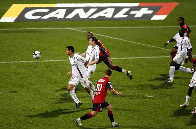Fred (li.) und Kim Källström (beide Lyon) gegen Emerson (Lille, hi.) -  (pan28365) Fußball Herren Ligue 1 2008 2009, 1. Französische Liga, Olympique Lyonnais - OSC Lille 2:2, OL Gruppe Lyon Dynamik,