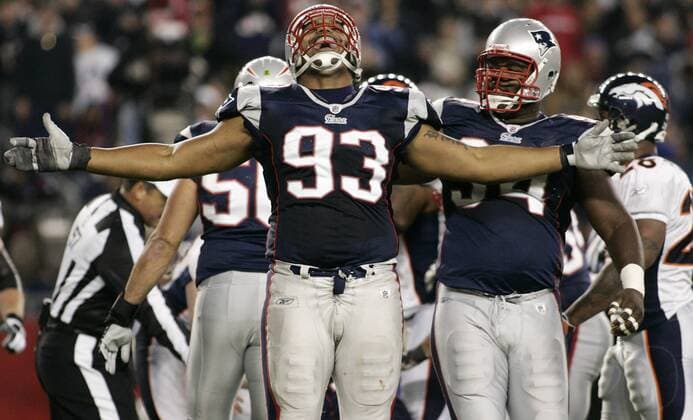 Richard Seymour (vorn) und Ty Warren (beide New England Patriots) jubeln -  (BOS20081020009) American Football Herren NFL 2008 2009, New England Patriots Gruppe Foxborough Begeisterung, Freude,