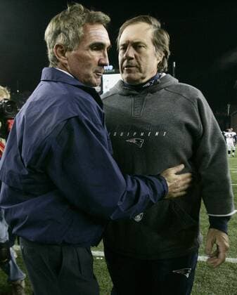Trainer Bill Belichick (New England Patriots, re.) und sein Kollege Mike Shanahan (Denver Broncos) -  (BOS20081020007) American Football Herren NFL 2008 2009, New England Patriots - Denver Broncos 41:7 Gruppe Foxborough Kameradschaft,