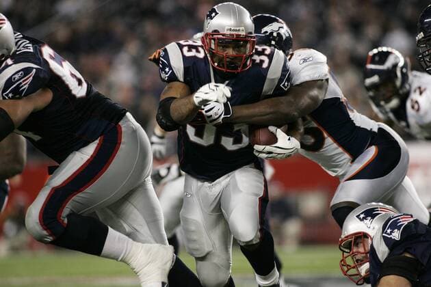 Kevin Faulk (New England Patriots, Mitte) im Duell -  (BOS20081020014) American Football Herren NFL 2008 2009, New England Patriots - Denver Broncos 41:7 Gruppe Foxborough Dynamik,