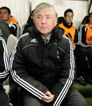 Interimstrainer Joe Kinnear (Newcastle) - EDITORIAL USE ONLY. No use with unauthorised audio, video, data, fixture lists, club league logos or live services. Online in-match use limited to 120 images, no video emulation. No use in betting, games or single club league player publications. Fußball Herren English Premier League 2008 2009, 1. Englische Liga, Newcastle United Einzelbild Newcastle Nachdenklichkeit,