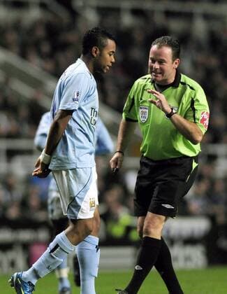 Schiedsrichter Rob Styles ermahnt Robinho (Manchester City) - EDITORIAL USE ONLY. No use with unauthorised audio, video, data, fixture lists, club league logos or live services. Online in-match use limited to 120 images, no video emulation. No use in betting, games or single club league player publications. Fußball Herren English Premier League 2008 2009, 1. Englische Liga Gruppe Newcastle