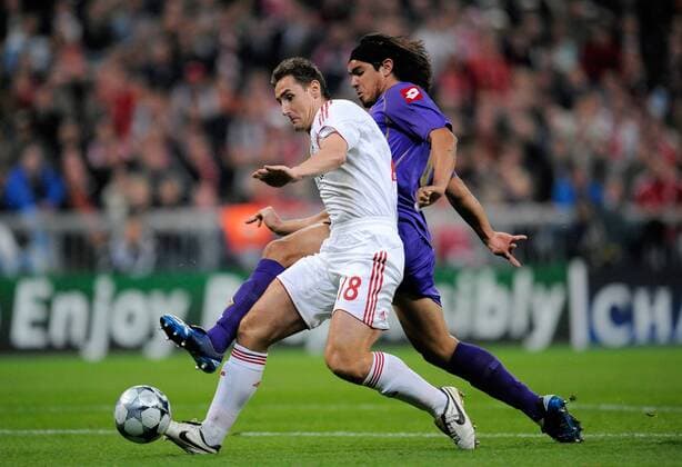 Miroslav Klose (Bayern, li.) trifft zum 1.0 gegen Juan Manuel Vargas (AC Florenz) - Fußball EC 1 Herren Champions League 2008 2009, FC Bayern München - ACF Fiorentina, Gruppe München Dynamik,
