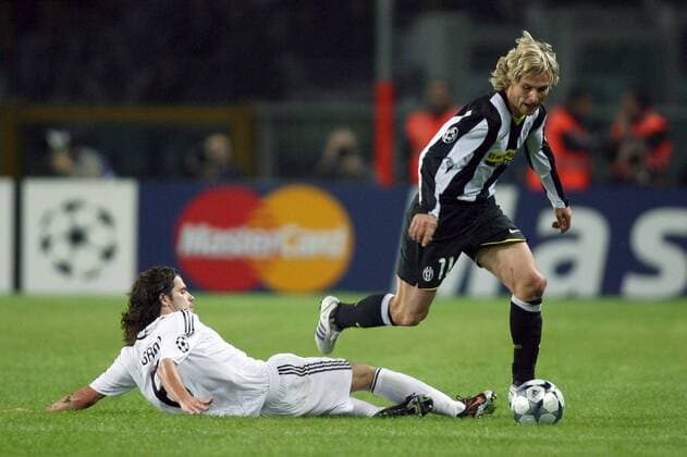 Pavel Nedved (Juventus Turin, re.) gegen Fernando Gago (Real Madrid) -  Fußball EC 1 Herren Champions League 2008 2009, Juventus Turin - Real Madrid CF, Juve Gruppe Turin Dynamik,