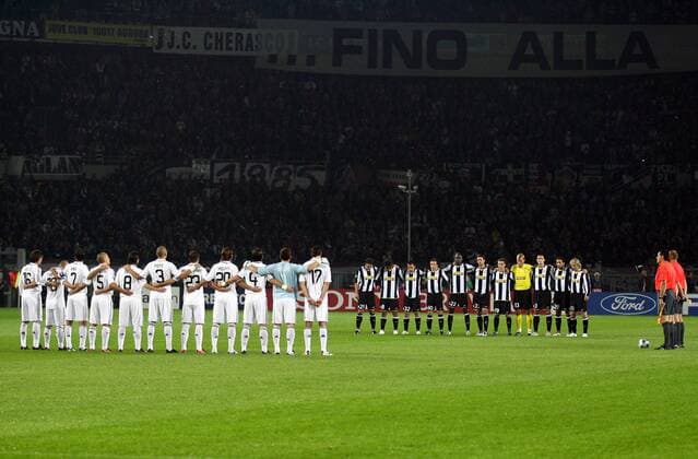 Schweigeminute bei der Partie Juventus Turin (re.) gegen Real Madrid -  Fußball EC 1 Herren Champions League 2008 2009, Juventus Turin - Real Madrid CF, Juve Totale Turin Ruhe,