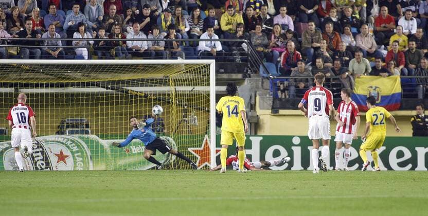 Giuseppe Rossi (Villarreal, re.) trifft zum 1:1 Ausgleich gegen Torwart Karim Zaza (Aalborg) -  - NOxONLINExUSE Fußball EC 1 Herren Champions League 2008 2009, Villarreal CF - Aalborg BK 6:3 Totale Villarreal