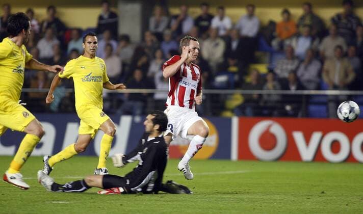 Thomas Enevoldsen (Aalborg, re.) trifft zum 2:2 Ausgleich gegen Torwart Diego Lopez (Villarreal) -  - NOxONLINExUSE Fußball EC 1 Herren Champions League 2008 2009, Villarreal CF - Aalborg BK 6:3 Gruppe Villarreal Dynamik,