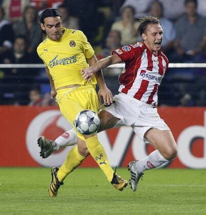 Fabricio Fuentes (Villarreal, li.) gegen Andreas Johansson (Aalborg) -  - NOxONLINExUSE Fußball EC 1 Herren Champions League 2008 2009, Villarreal CF - Aalborg BK 6:3 Gruppe Villarreal Dynamik,