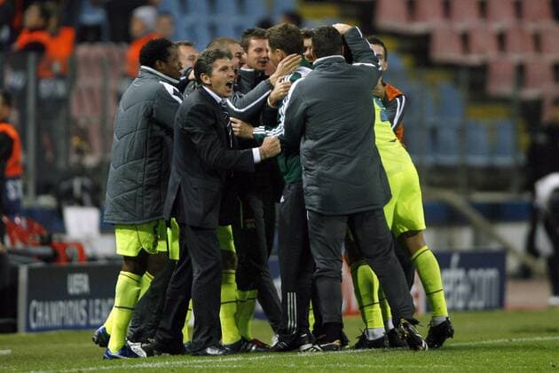 Torjubel Lyon, u.a. Trainer Claude Puel (vorn) -  (pan28390) Fußball EC 1 Herren Champions League 2008 2009, Olympique Lyonnais, OL, Gruppe Bukarest Freude, Begeisterung,