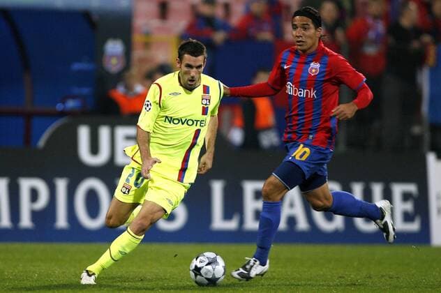 Anthony Reveillere (Lyon, li.) gegen Dayro Moreno (Steaua Bukarest) -  (pan28390) Fußball EC 1 Herren Champions League 2008 2009, Steaua Bukarest - Olympique Lyonnais 3:5, OL, Gruppe Bukarest Dynamik,