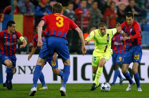 Karim Benzema (Lyon, 2.v.re.) gegen Florin Lovin (Steaua Bukarest, re.) -  (pan28390) Fußball EC 1 Herren Champions League 2008 2009, Steaua Bukarest - Olympique Lyonnais 3:5, OL, Gruppe Bukarest Dynamik,