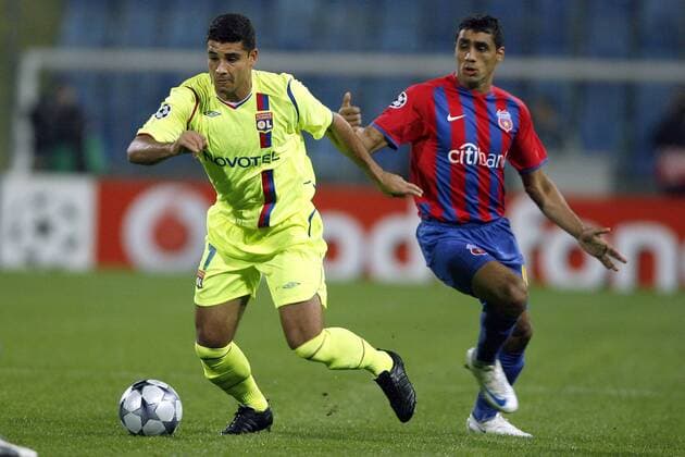 Ederson (Lyon, li.) gegen Dayro Moreno (Steaua Bukarest, re.) -  (pan28390) Fußball EC 1 Herren Champions League 2008 2009, Steaua Bukarest - Olympique Lyonnais 3:5, OL, Gruppe Bukarest Dynamik,