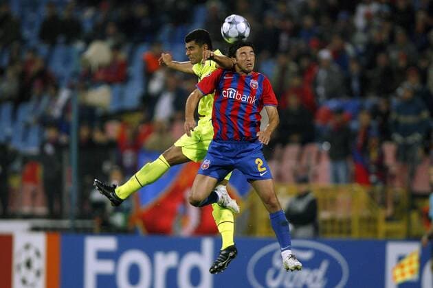 Ederson (Lyon, li.) gegen George Ogararu (Steaua Bukarest) -  (pan28390) Fußball EC 1 Herren Champions League 2008 2009, Steaua Bukarest - Olympique Lyonnais 3:5, OL, Gruppe Bukarest Dynamik,