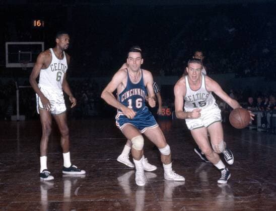 Jerry Lucas (Cincinnati Royals, Mitte) gegen Tommy Heinsohn (re.) und Bill Russell (beide Boston Celtics) - Basketball Herren NBA 1965 1966, Cincinnati Royals - Boston Celtics Gruppe Dynamik, EDITORIAL USE ONLY