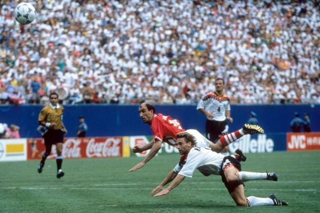 Jordan Letchkov (Bulgarien, li.) trifft per Kopf zum entscheidenden 1:2 gegen Thomas Häßler (Deutschland) Fußball WM Herren WM 1994, Länderspiel, Nationalteam, Nationaltrikot, o0 Viertelfinale Gruppe New York Dynamik,