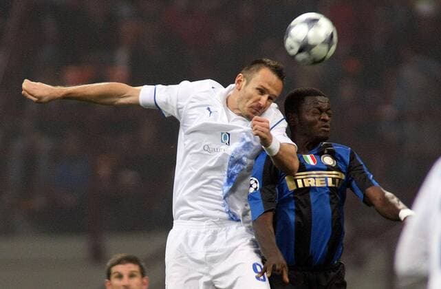 Lukasz Sosin (Famagusta, li.) gegen Sulley Ali Muntari (Inter Mailand) -  Fußball EC 1 Herren Champions League 2008 2009, FC Internazionale Mailand - Anorthosis Famagusta FC Gruppe Mailand Dynamik,
