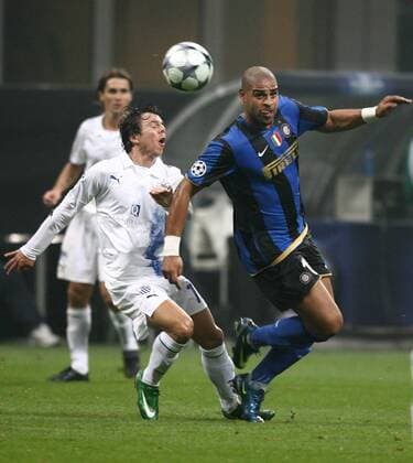 Adriano (Inter Mailand, re.) gegen Jeffrey Leiwakabessy (Famagusta) -  Fußball EC 1 Herren Champions League 2008 2009, FC Internazionale Mailand - Anorthosis Famagusta, Inter Gruppe Mailand Dynamik,