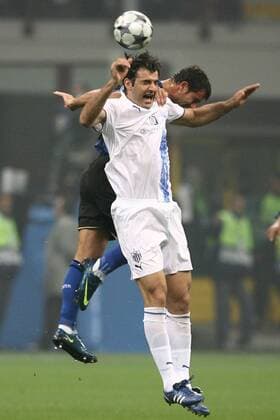 Lukasz Sosin (Famagusta, vorn) gegen Dejan Stankovic (Inter Mailand) -  Fußball EC 1 Herren Champions League 2008 2009, FC Internazionale Mailand - Anorthosis Famagusta, Inter Gruppe Mailand Dynamik, Kampf,