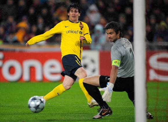 Lionel Messi (FC Barcelona, li.) erzielt das 0:1 gegen Torwart Franco Costanzo (Basel) - Fußball EC 1 Herren Champions League 2008 2009, FC Basel - FC Barcelona 0:5, Barca Gruppe Basel Dynamik,