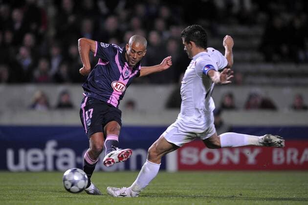 Wendel (Bordeaux, li.) im Duell -  Fußball EC 1 Herren Champions League 2008 2009, Girondins de Bordeaux - CFR 1907 Ecomax Cluj 1:0 Gruppe Bordeaux Dynamik,